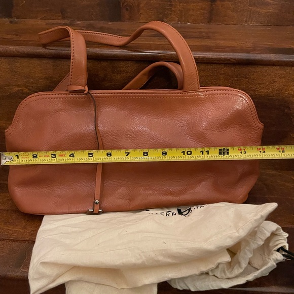 Leather satchel by Hobo. Beautiful pecan color - Picture 4 of 8